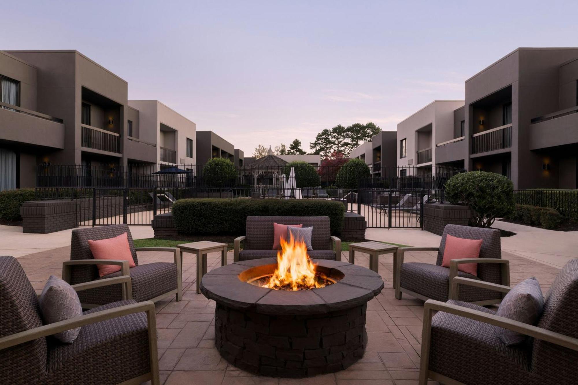 Courtyard Atlanta Northlake Tucker Exterior photo